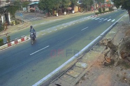 Xe máy - Xe đạp - Clip: Chạy xe máy như tự sát, thanh niên lăn lộn trên đường như cascadeur