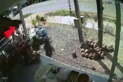 Xe máy - Xe đạp - Clip: Thót tim xe máy phanh cháy lốp cứu gia đình thoát nạn trong gang tấc