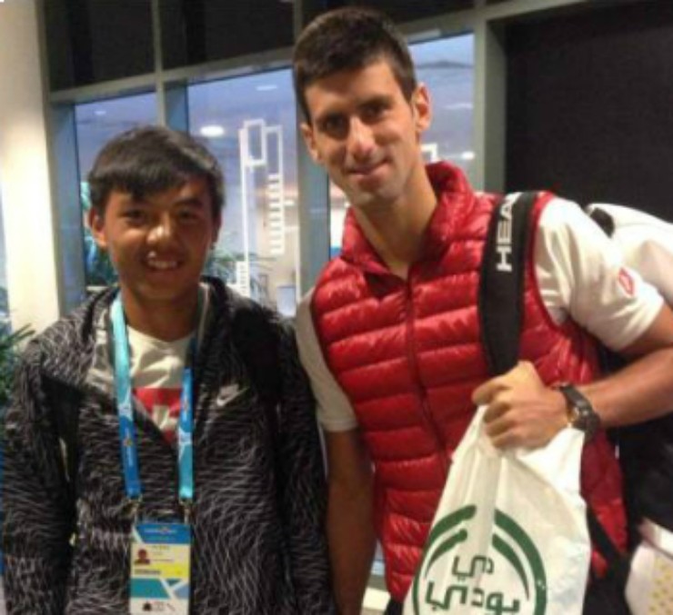 Hoàng Nam (trái) và Djokovic (phải) cùng đón tin tích cực trong ngày 25/3