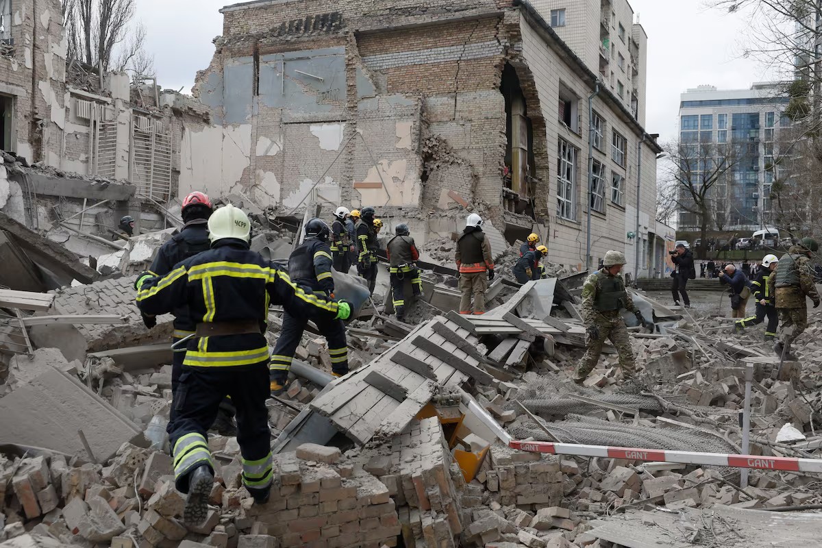 Một tòa nhà ở Kiev bị sập sau vụ tập kích tên lửa hôm 25/3 (ảnh: Reuters)