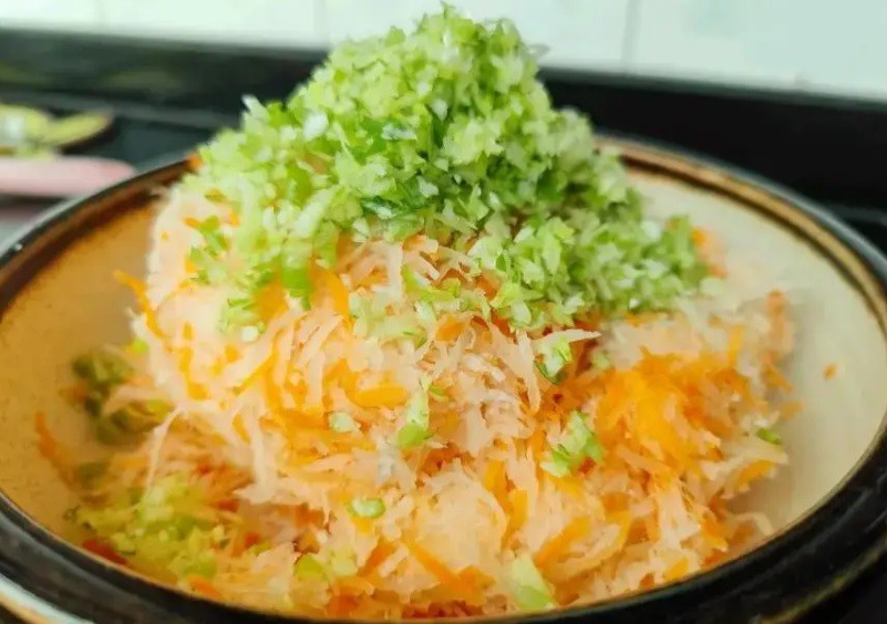 Lạ miệng với món củ cải viên chiên giòn tan - 1