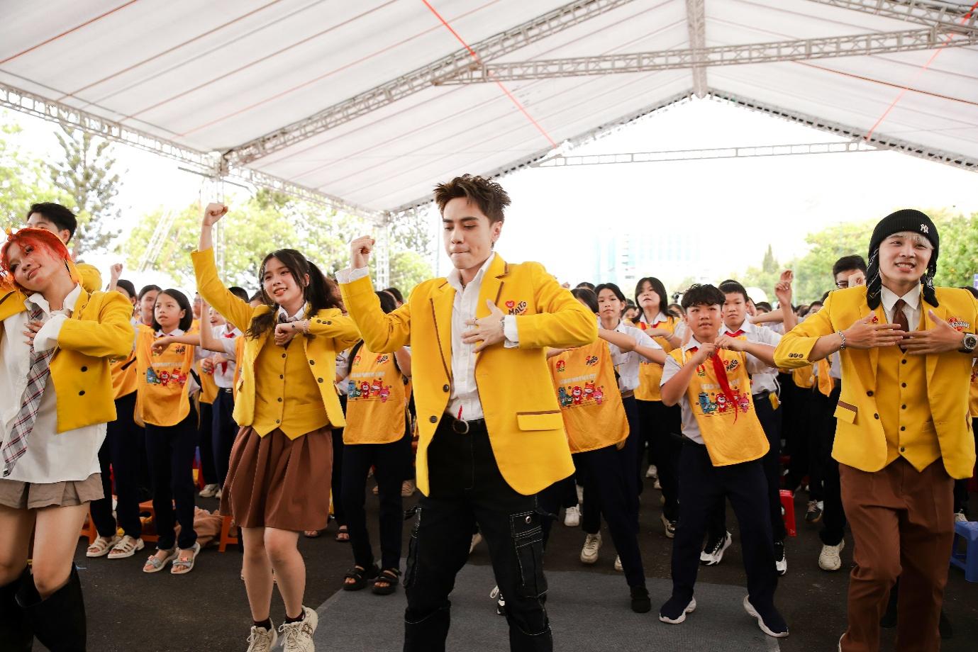 Quang Hùng Master D, Fanny – Vũ Thịnh, Luna – Lê Đức tham gia đồng diễn cùng học sinh