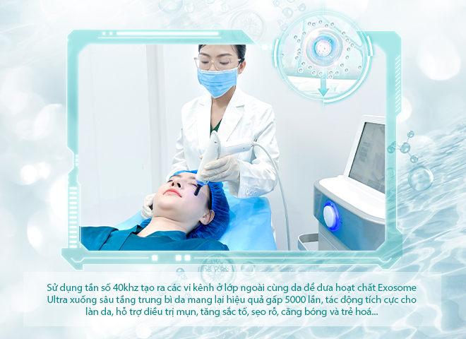 Bác sĩ Kha Anh đang tiến hành cấy hoạt chất Exosome Ultra vào trung bì da cho khách hàng
