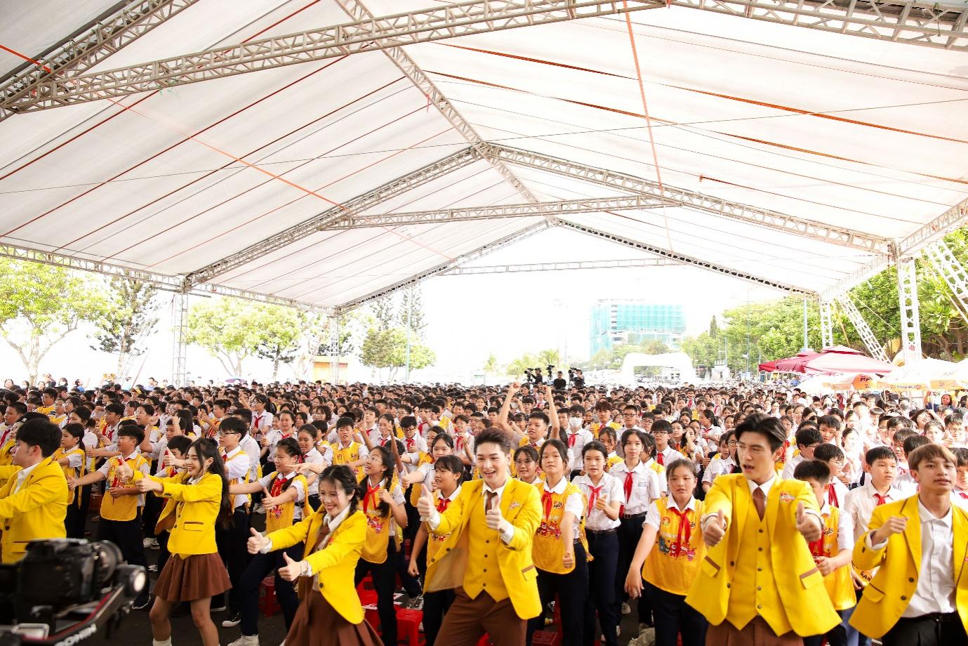 Hàng loạt ca sĩ, KOLs được teen yêu thích tham gia đồng diễn trong chương trình