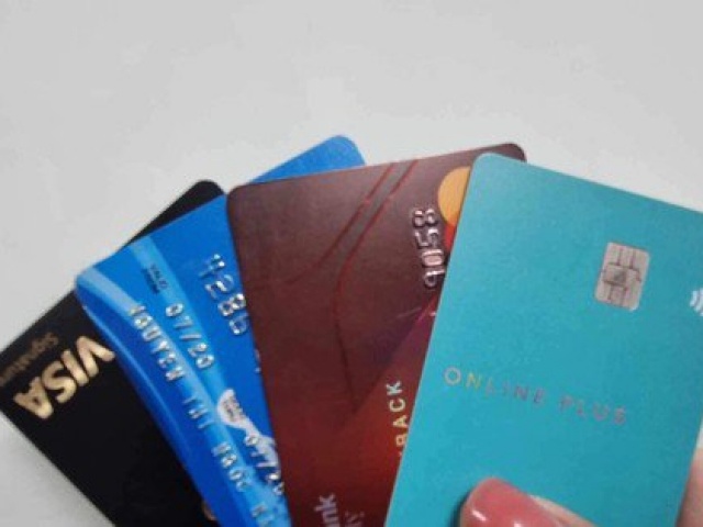 Kinh doanh - Ngân hàng Nhà nước yêu cầu rà soát cách tính lãi suất thẻ tín dụng