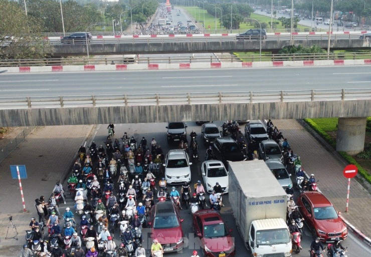 Với đường Lê Quang Đạo dẫn vào nút giao, phương tiện chỉ bị dồn ứ khi chờ đèn đỏ.