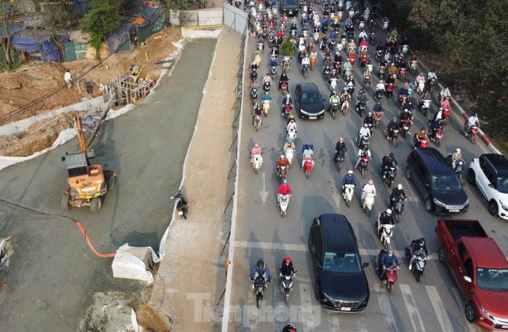 Chủ đầu tư và các đơn vị thi công cho biết, hiện họ đang thảm mặt bằng nút giao để kết nối với đại lộ Thăng Long, công việc này sẽ xong cơ bản trong tuần này.