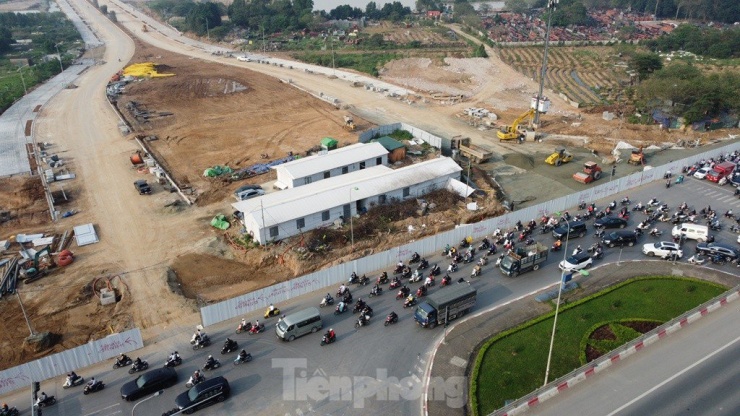 Điểm nóng giao thông Đại lộ Thăng Long ra sao sau hàng rào thi công thu hẹp? - 8
