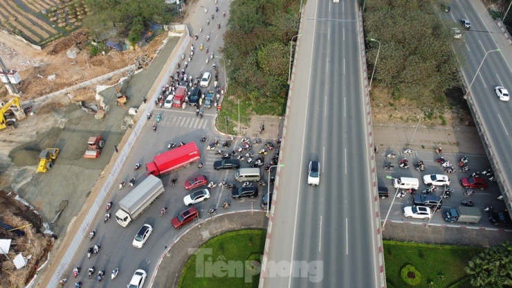 Toàn cảnh công trường và hàng rào thi công sau khi được điều chỉnh tại nút giao Lê Quang Đạo với đại lộ Thăng Long.