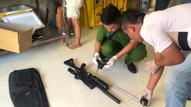Cơ quan thu giữ khẩu súng của Nguyễn Đoàn Tú Khải. Ảnh: SĐ