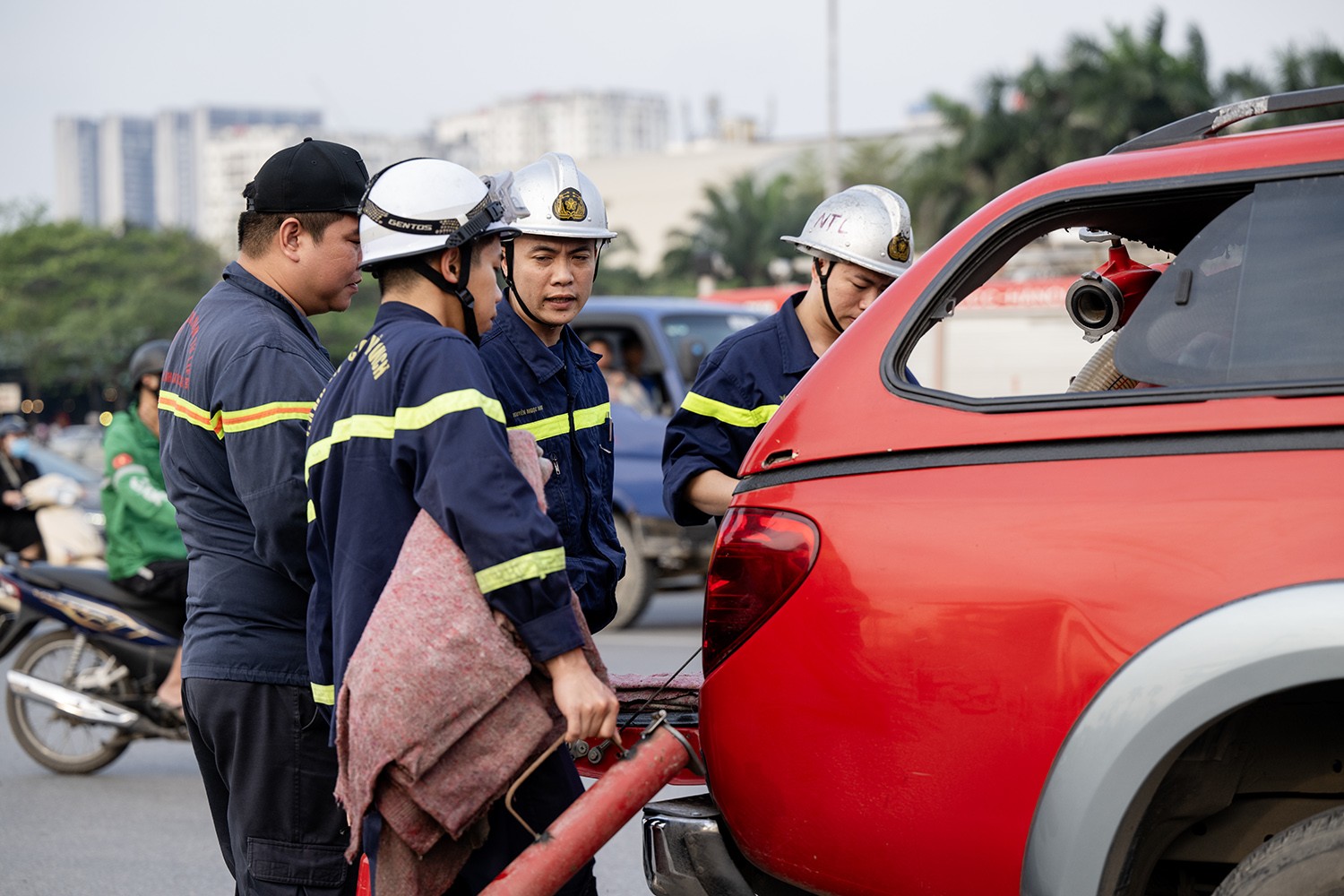 Cổ động viên khuấy động SVĐ Mỹ Đình trước trận đấu Việt Nam và Indonesia - 18