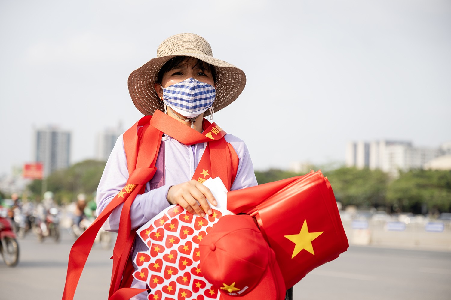  Nhiều tiểu thương cũng tranh thủ bán cờ, kèn, băng rôn…