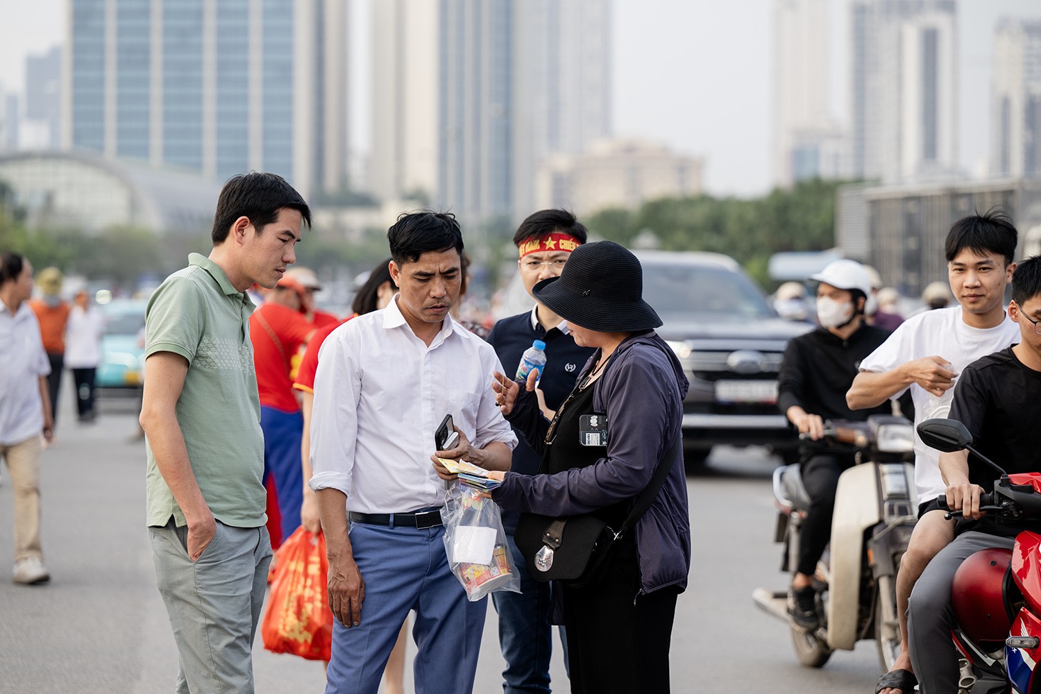  Trước giờ bóng lăn, thị trường vé "chợ đen" cũng bắt đầu náo nhiệt