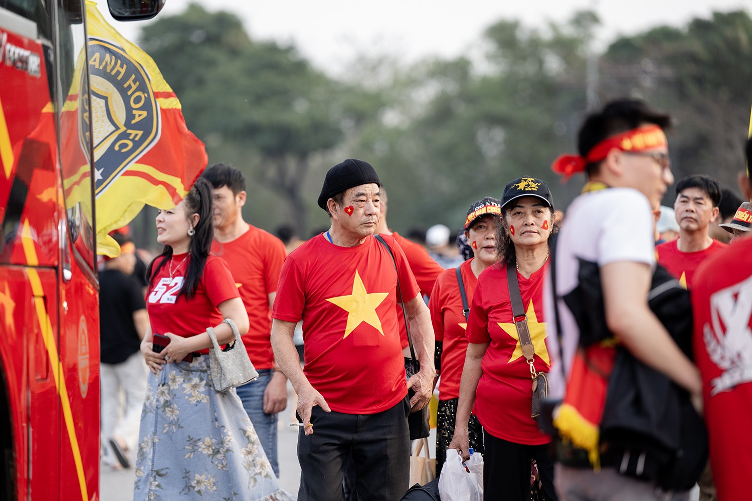 Càng sát giờ đấu không khí cổ động của người hâm mộ Việt Nam càng nóng lên.