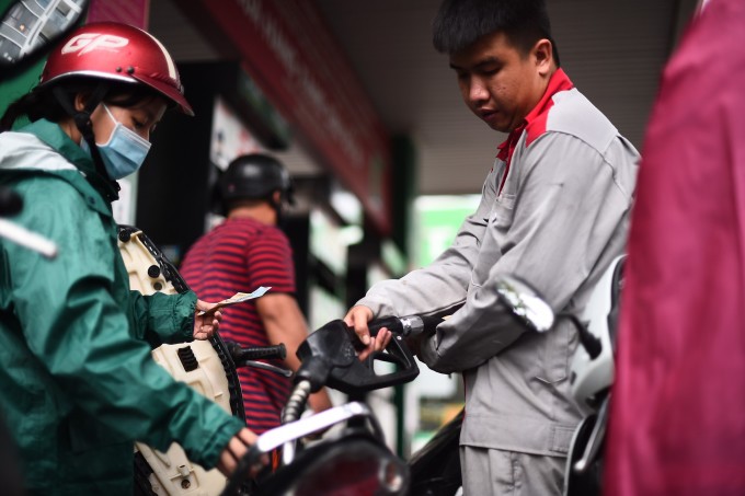 Nhân viên trạm xăng dầu trên trên đường Nguyễn Thị Định, TP Thủ Đức bán xăng cho khách. Ảnh: Thanh Tùng