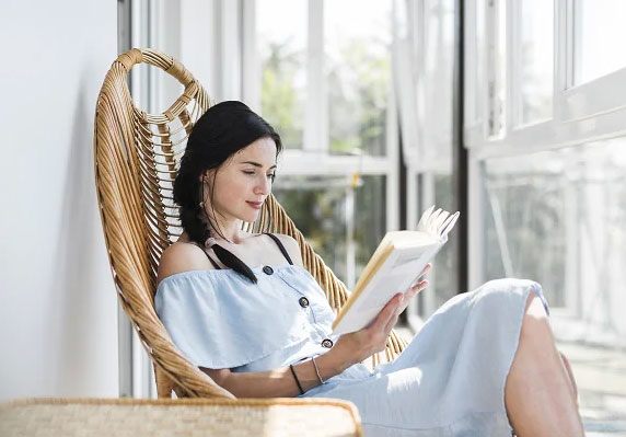 4. Không có gì là sai khi con tự hào về nhan sắc của mình và muốn được xinh đẹp. Nhưng nếu tất cả những gì con quan tâm chỉ là hình thức bề ngoài, con sẽ nhanh chóng bị đẩy xuống đường. Mà con đâu có làm gì để bị đối xử như thế? Bởi vẻ đẹp thực sự đến từ lòng tử tế, chu đáo và nhân hậu. Nếu tâm hồn con xấu xí, thì con vẫn là người xấu xí.