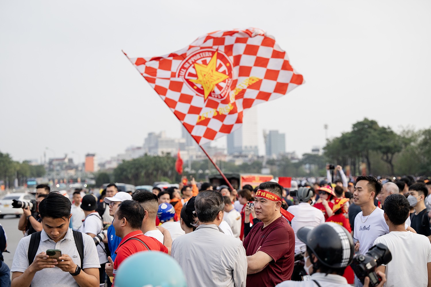  Phải đến 19h trận đấu mới diễn ra, nhưng trước đó gần 3 tiếng đồng hồ, người hâm mộ trên mọi miền Tổ quốc đã đổ về đại lộ Lê Đức Thọ - “mặt tiền” sân Mỹ Đình để tạo nên bầu không khí sôi động tiếp lửa cho đội tuyển.