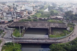 Tin tức trong ngày - Cầu trăm tỷ ở TP.HCM nằm "trơ xương" sau nhiều năm phơi nắng mưa