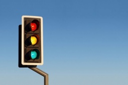 Tư vấn - Rẽ phải khi đèn đỏ có vi phạm luật giao thông hay không?