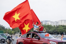 Cổ động viên khuấy động SVĐ Mỹ Đình trước trận đấu Việt Nam và Indonesia