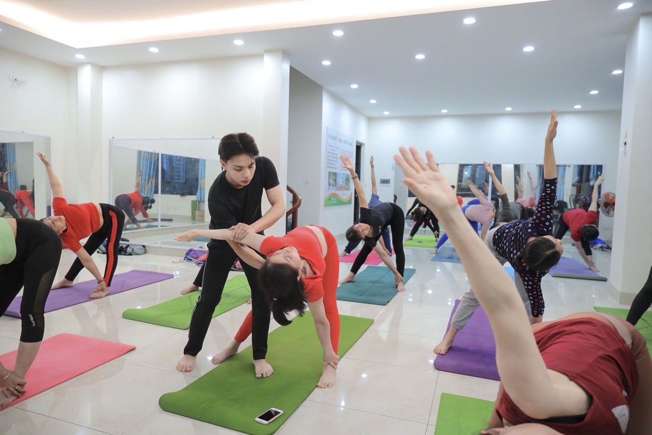 Kiện tướng Nam Khánh giảng dạy các học viên tại trung tâm.