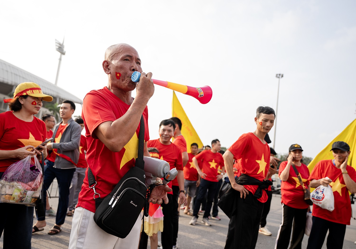 Cổ động viên khuấy động SVĐ Mỹ Đình trước trận đấu Việt Nam và Indonesia - 5