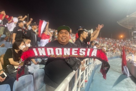 Fan Việt chơi đẹp với CĐV Indonesia, tạo "bão" khiến HLV Troussier rời ghế nóng