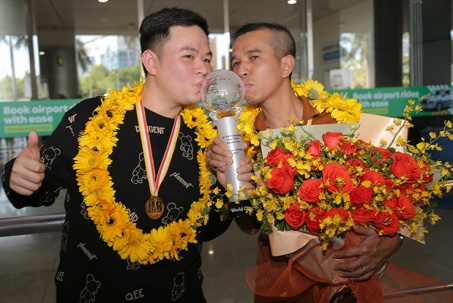 2 cơ thủ bi-a Việt Nam vô địch thế giới được thưởng nóng ngày về nước