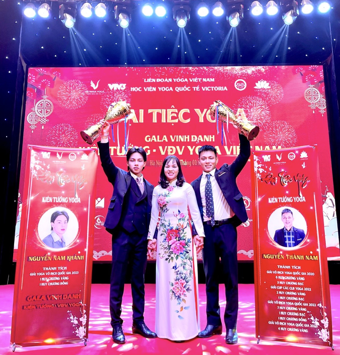 Kiện tướng Nam Khánh cùng mẹ và anh trai trong Gala vinh danh.