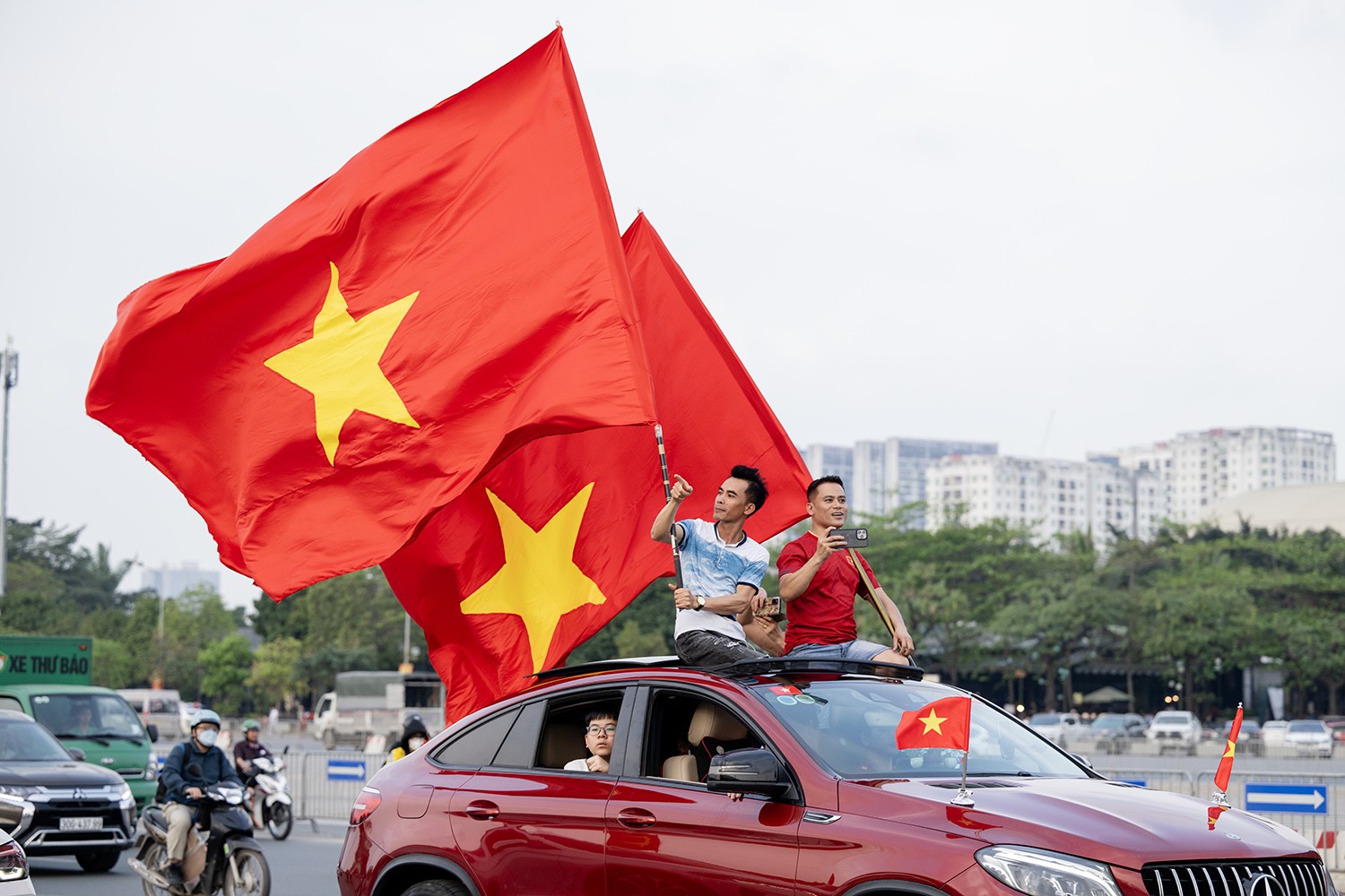  Dòng người “nối đuôi” nhau diễu hành, khoác lên sắc đỏ rực rỡ hoà cùng tiếng kèn, tiếng loa phát thanh và hô to “Việt Nam vô địch - Việt Nam vô địch” vang vọng tuyến phố.