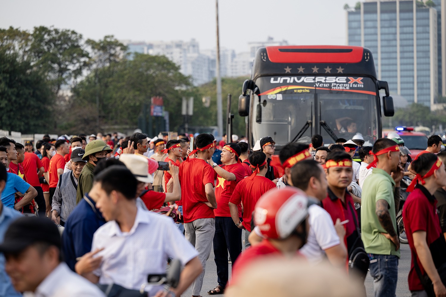  Không chỉ có các cổ động viên Hà Nội, nhiều cổ động viên từ nhiều tỉnh, thành khác cũng đã có mặt tại Mỹ Đình để "tiếp lửa" cho ĐTQG Việt Nam, tạo không khí vô cùng náo nhiệt.