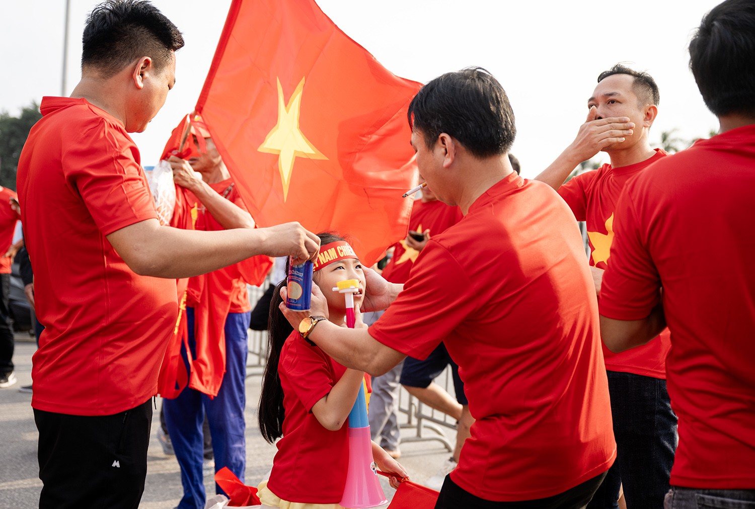  Các em nhỏ cũng theo chân bố mẹ cổ vũ cho đội tuyển.