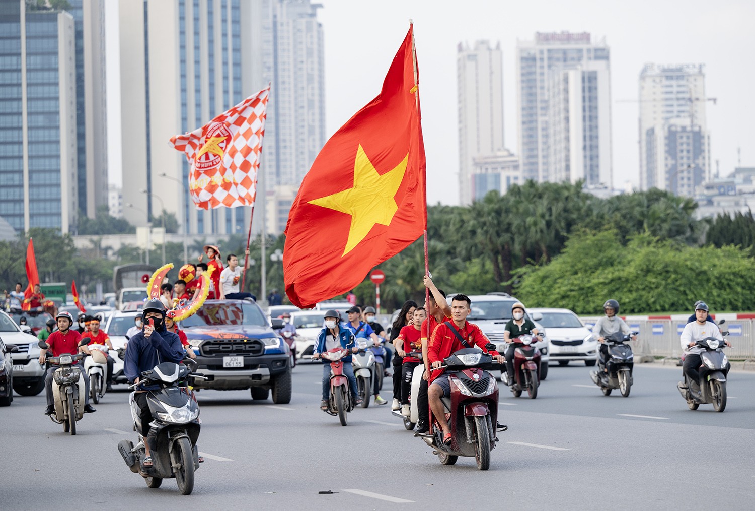 Phía ngoài đường các cổ động viên nhiệt thành đang bắt đầu diễu hành quanh sân.