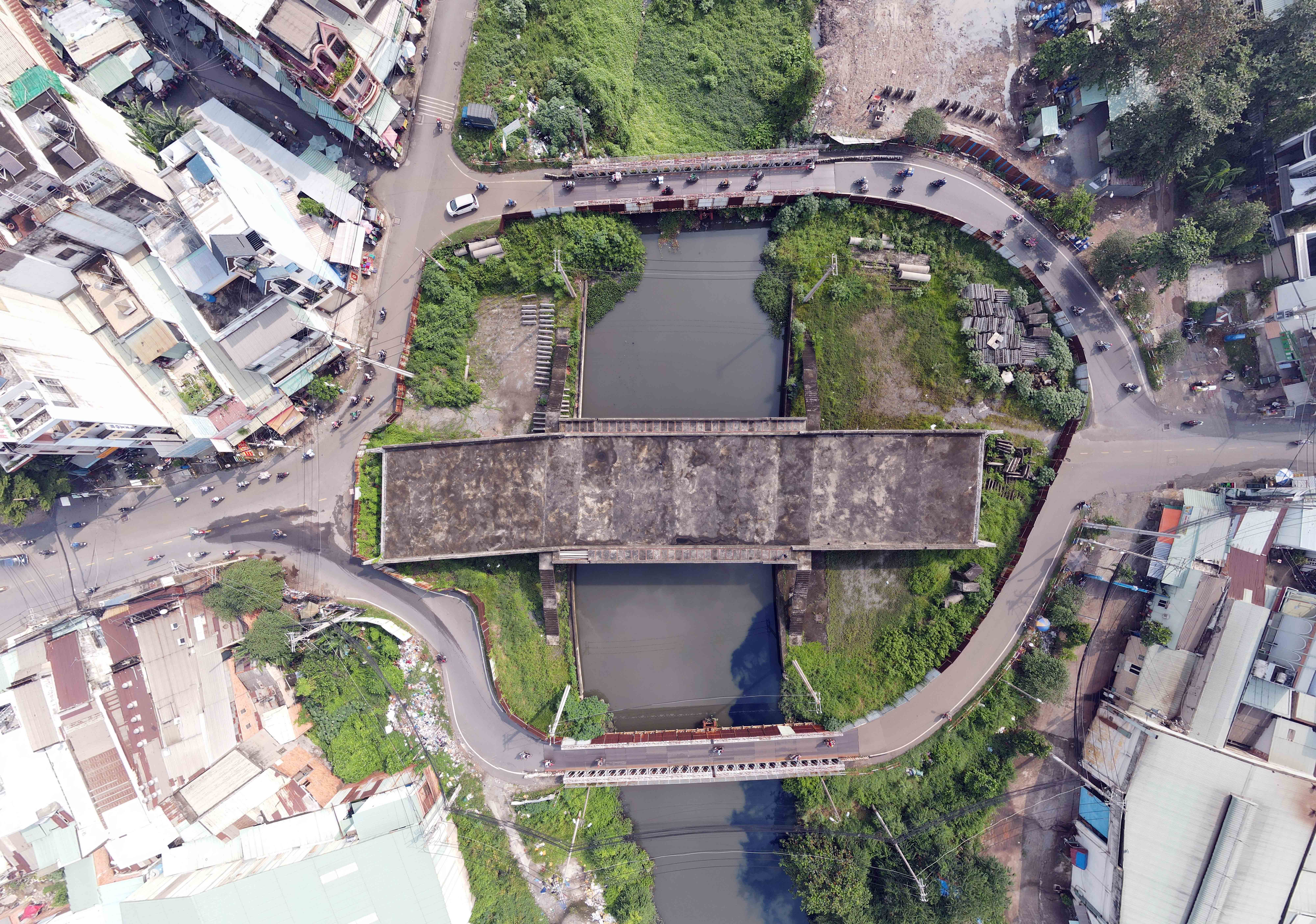 Người dân địa phương bức xúc vì công trình bị "đứng hình" quá lâu, trở thành "nút thắt cổ chai" gây tắc nghẽn giao thông vào sáng sớm và chiều tối.