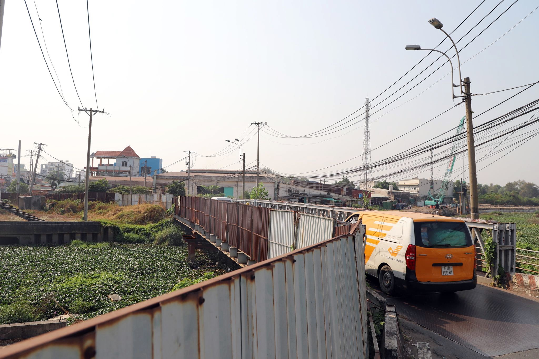  "Các xe chen chúc nhau qua cầu tạm nên vào giờ cao điểm là kẹt xe à. Mỗi khi có ô tô chạy qua là cầu tạm rung lên bần bật khiến người đi đường nơm nớp lo sợ. Mong cầu xây nhanh nhanh để người dân được lưu thông an toàn, thuận lợi hơn", chị Mỹ Liên ngụ đường Tân Kỳ Tân Quý chia sẻ.