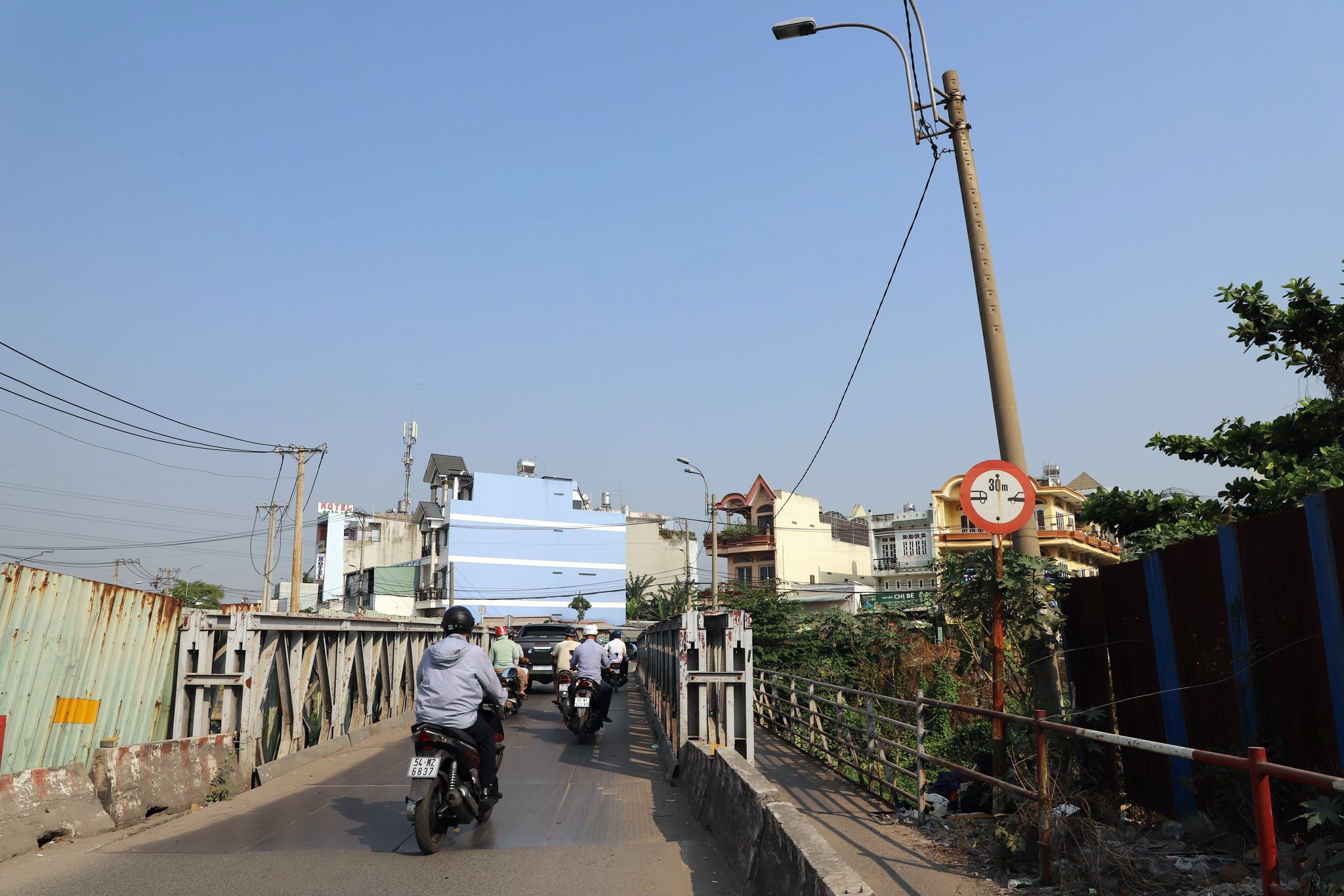  Dự kiến, tháng 5 năm nay, UBND quận Bình Tân sẽ bàn giao mặt bằng để Ban giao thông tổ chức thi công dự án trở lại. Theo kế hoạch, thời gian thi công kéo dài 8 tháng. Đến cuối năm nay cầu sẽ hoàn thành và thông xe.