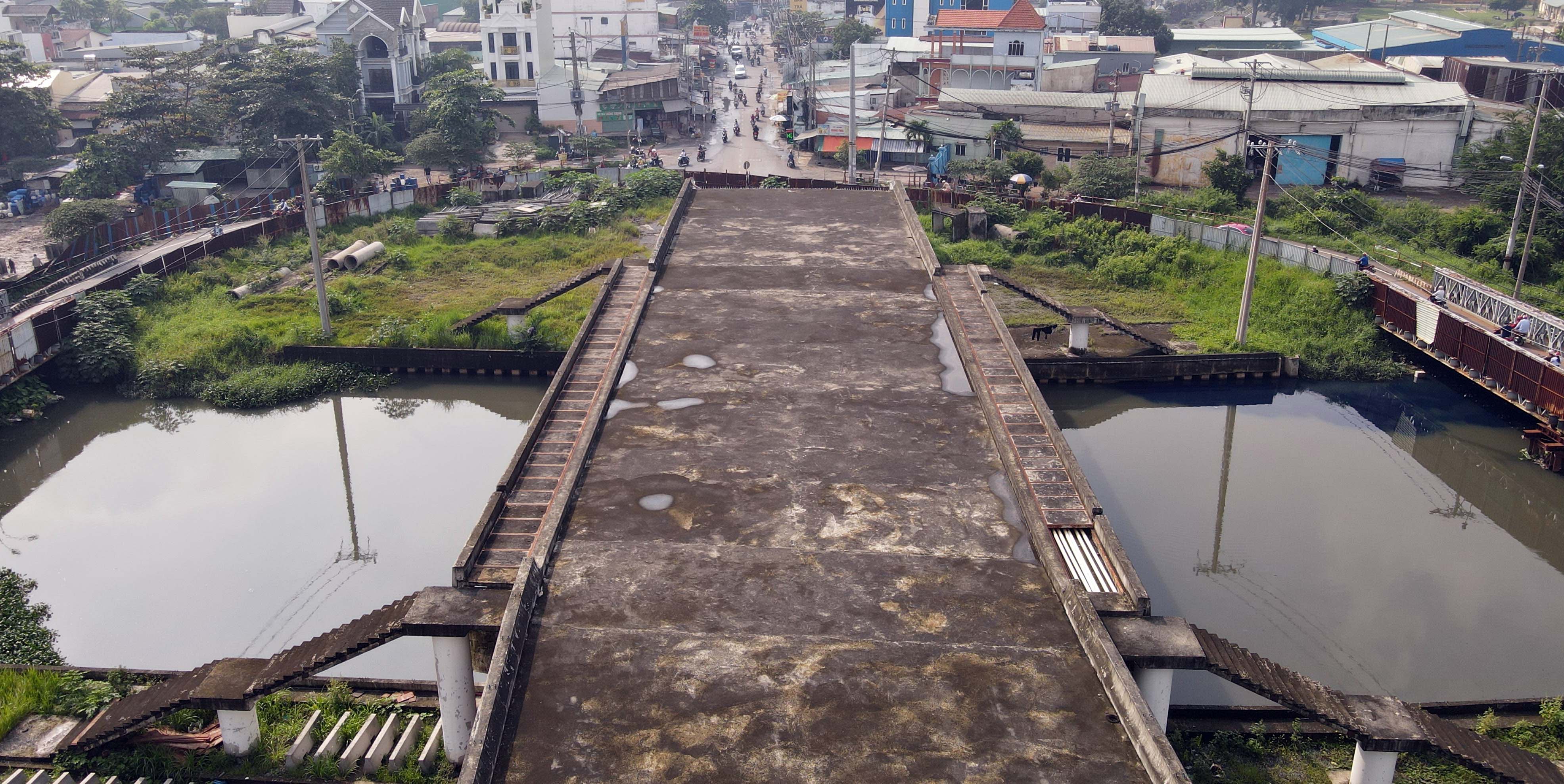 Dự án cầu Tân Kỳ Tân Quý bắc qua kênh Tham Lương khi hoàn thành sẽ tạo điều kiện thuận lợi cho người dân đi lại trên các tuyến đường Mã Lò, Tân Kỳ Tân Quý ra Quốc lộ 1, góp phần kéo giảm ùn tắc giao thông khu vực. Tuy nhiên, sau hơn 6 năm triển khai dự án vẫn còn dang dở. 
