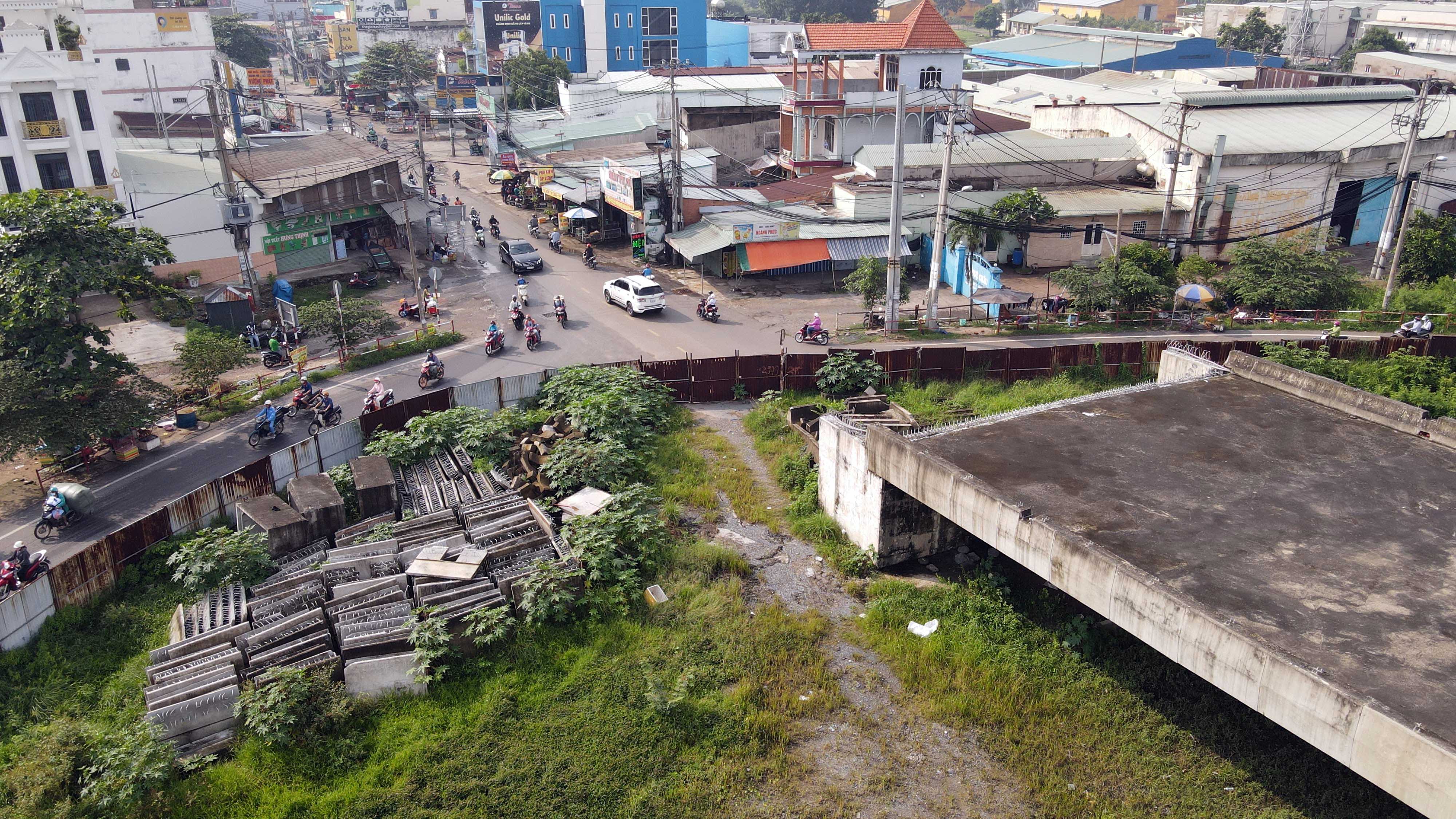 Cầu trăm tỷ ở TP.HCM nằm "trơ xương" sau nhiều năm phơi nắng mưa - 4