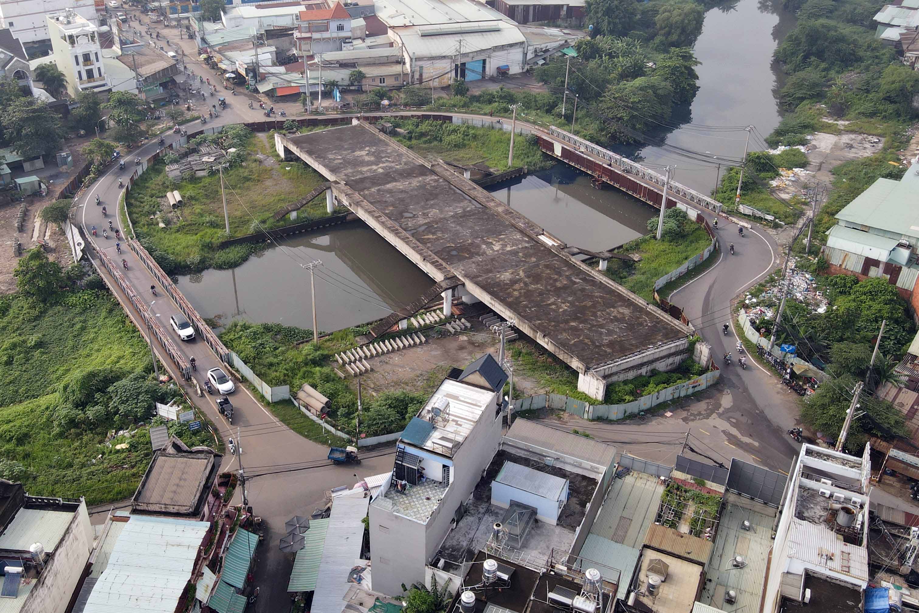  Các khối lượng còn lại gồm: đường dẫn cầu, đường gom, thoát nước, tổ chức giao thông, chiếu sáng chưa triển khai hoặc chỉ mới thi công một phần.