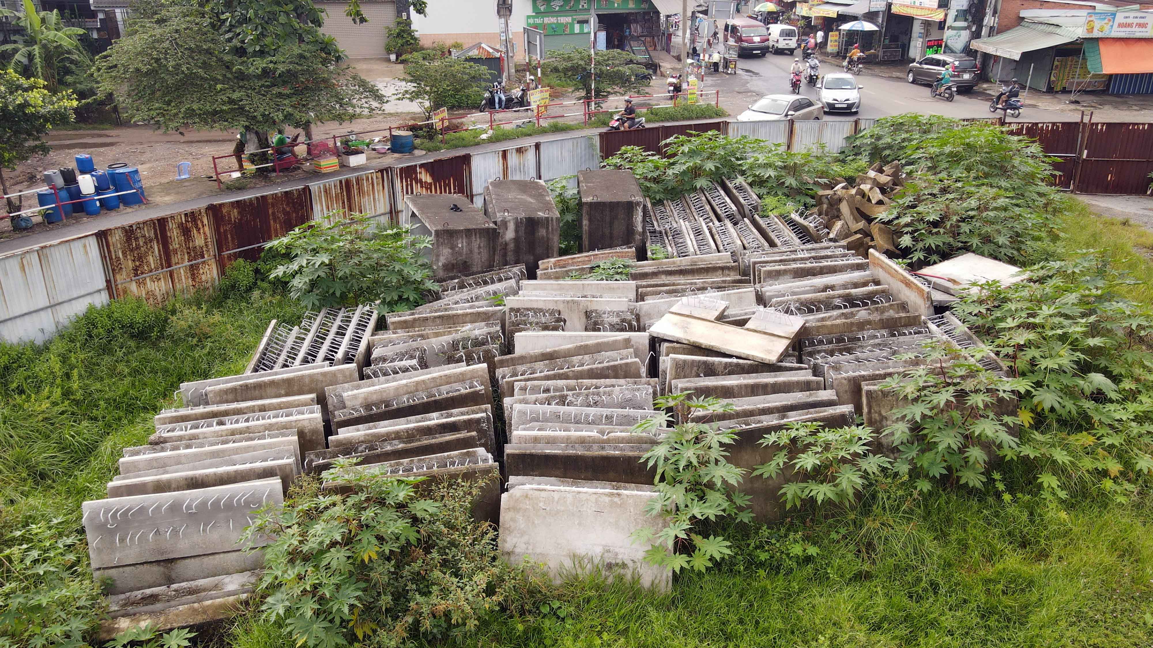 Cầu trăm tỷ ở TP.HCM nằm "trơ xương" sau nhiều năm phơi nắng mưa - 7