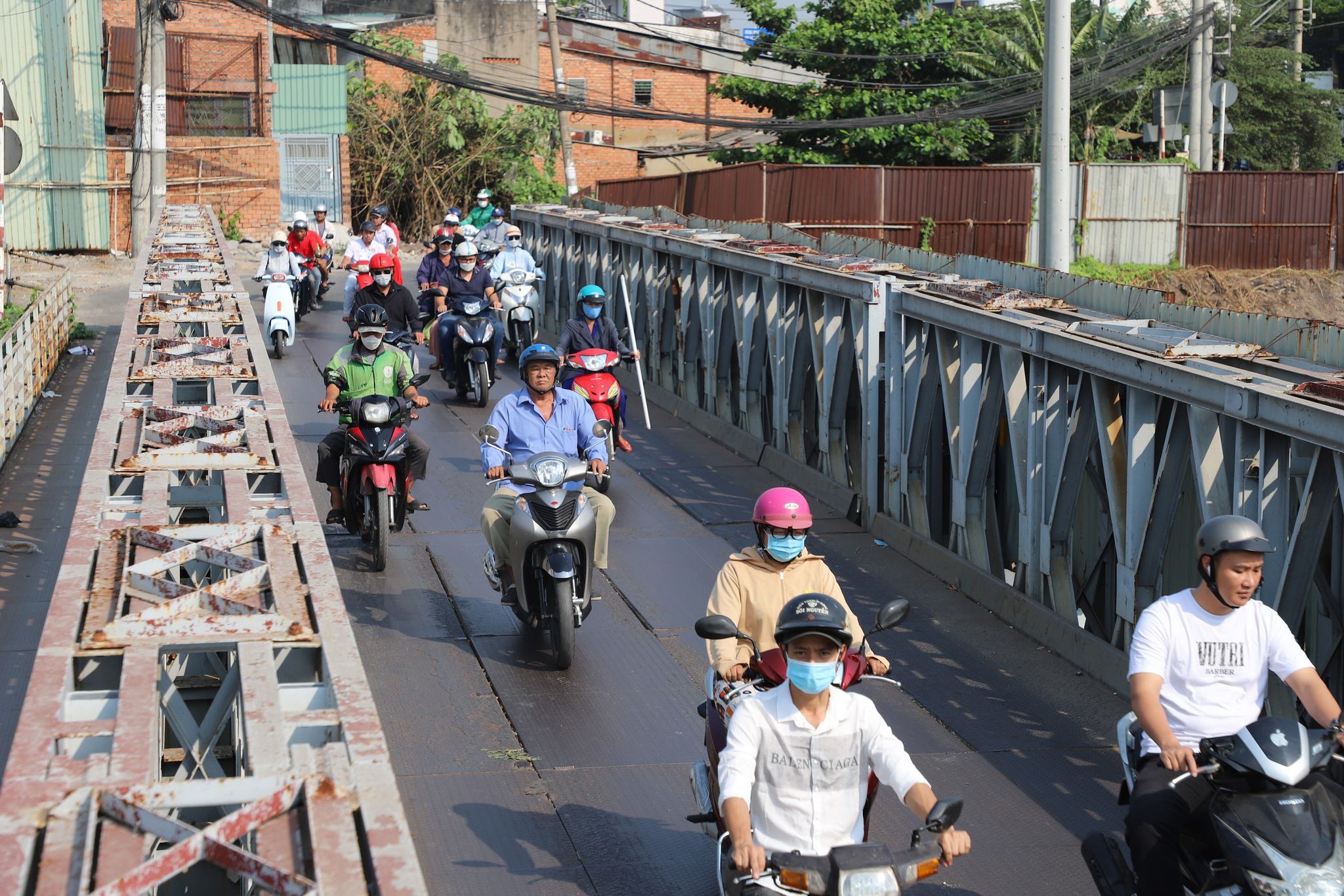 Sau hơn 6 năm, cầu Tân Kỳ Tân Quý mới thành hình phần giữa cầu, xung quanh được bao bọc bởi lô cốt và hai cây cầu sắt tạm bợ để người dân đi lại trong thời gian chờ đợi.