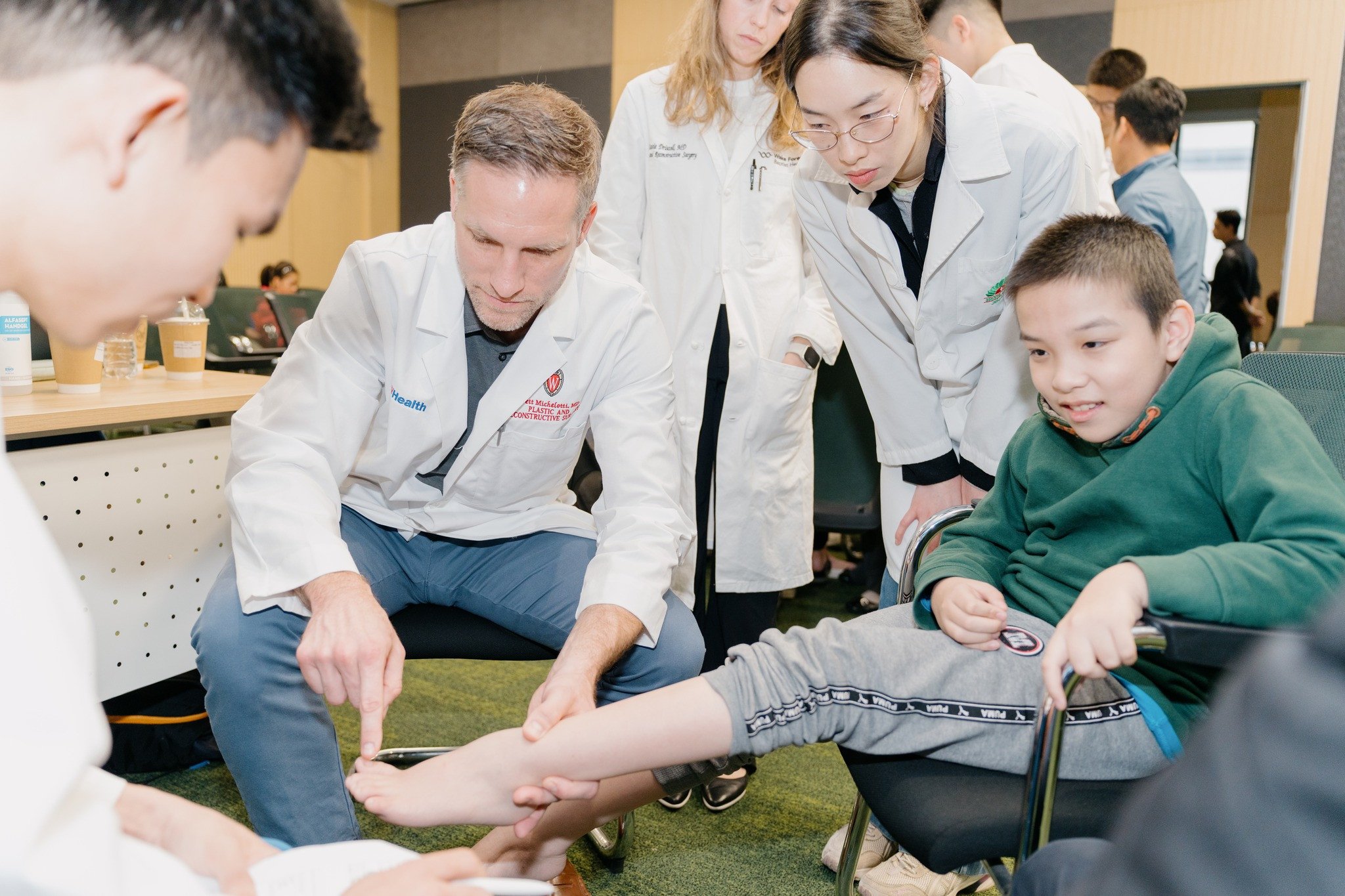 Các bệnh nhân dị tật tay chân được thăm khám và sàng lọc với các chuyên gia BVĐK Hồng Ngọc và Nuoy.