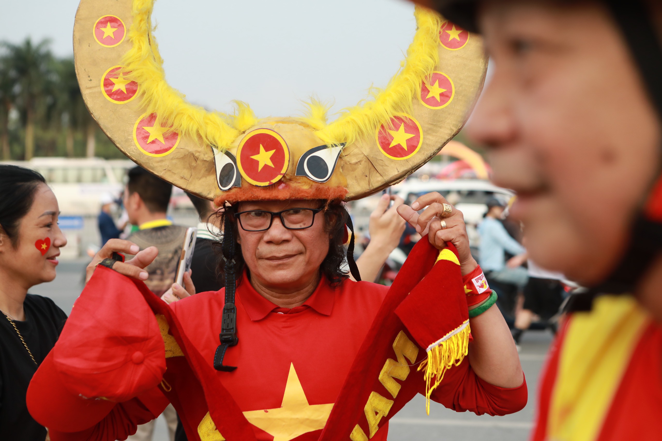 Cổ động viên khuấy động SVĐ Mỹ Đình trước trận đấu Việt Nam và Indonesia - 8