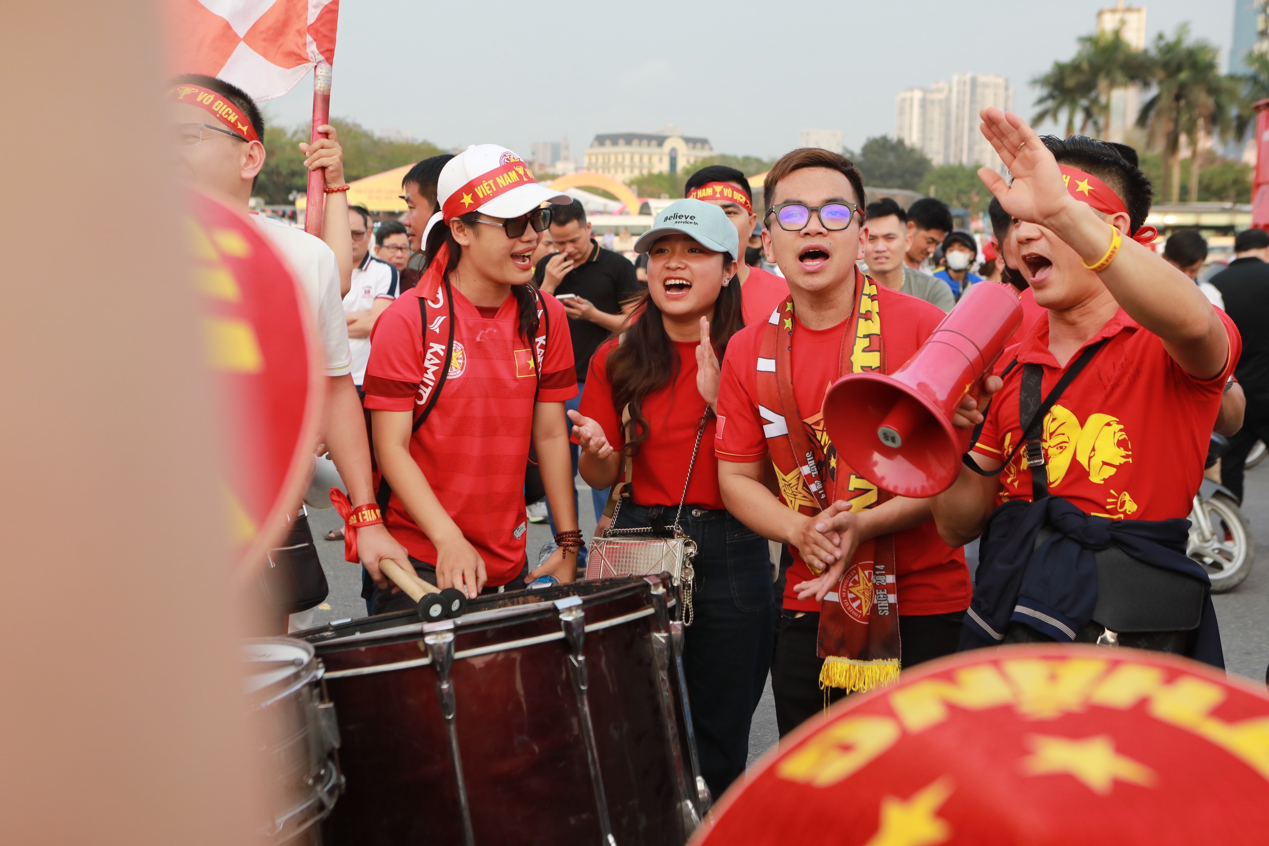 Cổ động viên khuấy động SVĐ Mỹ Đình trước trận đấu Việt Nam và Indonesia - 7