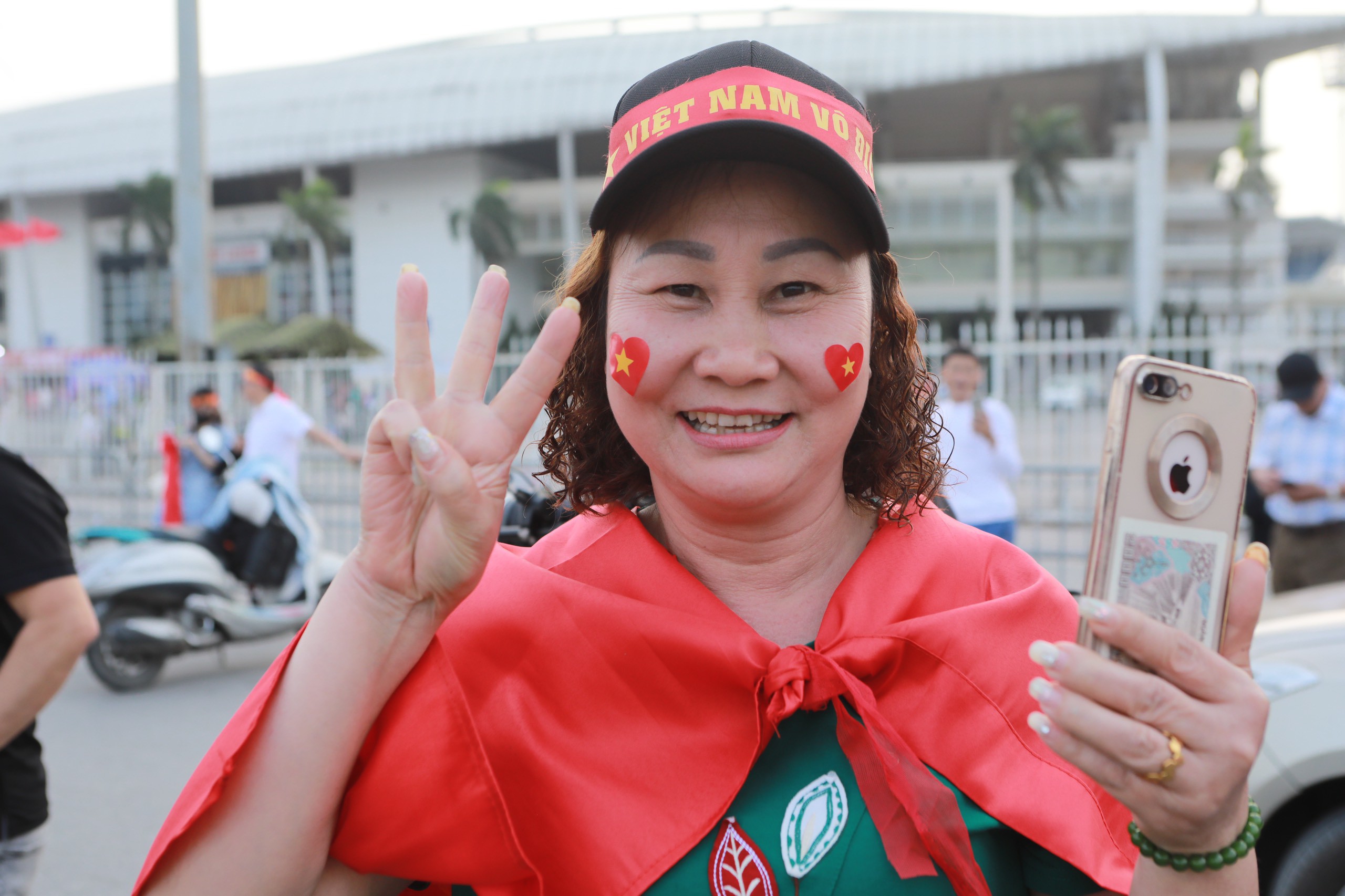 Cổ động viên khuấy động SVĐ Mỹ Đình trước trận đấu Việt Nam và Indonesia - 11