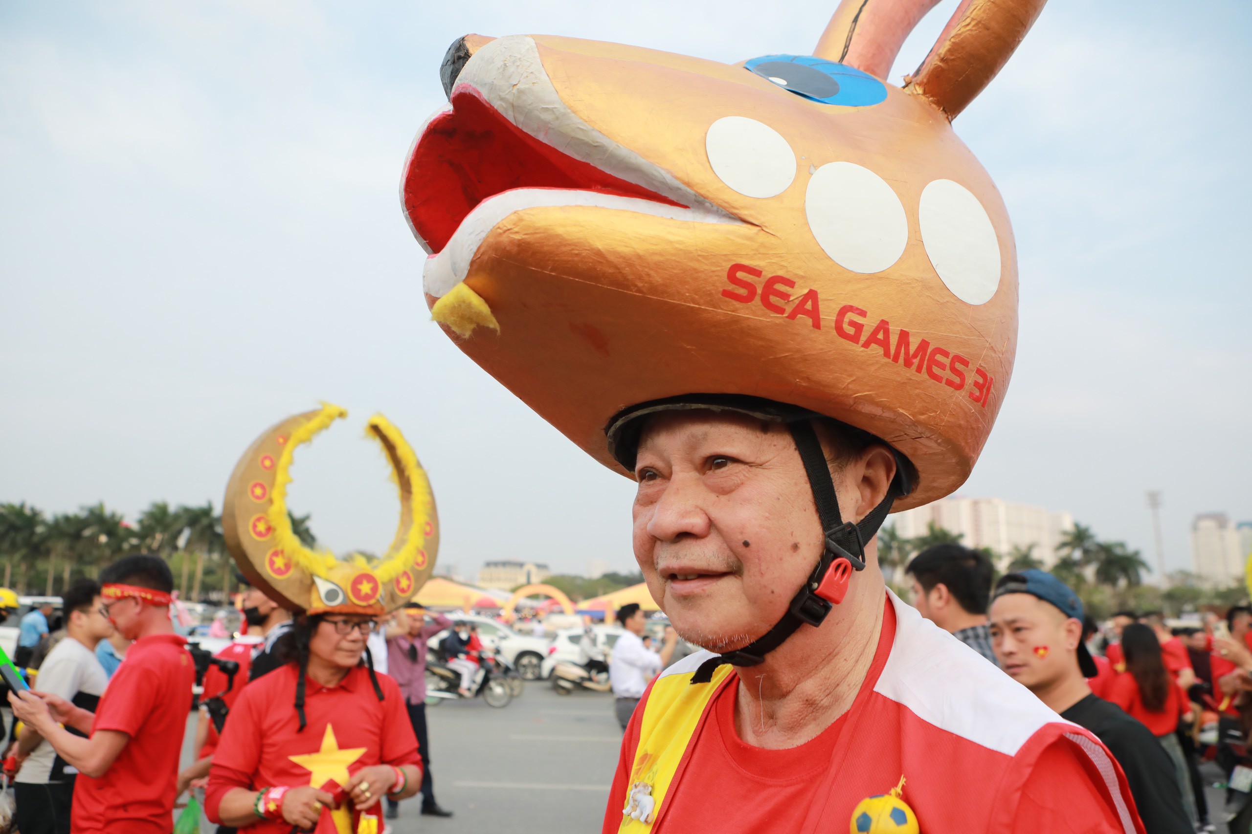 Ông Nguyễn Quang Tuấn - biệt danh Tuấn trâu vàng cho biết: "Dù nhiều cổ động viên thất vọng với HLV ĐT Việt Nam nhưng tôi và những người yêu bóng đá vẫn ra sân, cổ vũ hết mình cho đội tuyển. Mong hôm nay ĐT chiến thắng"