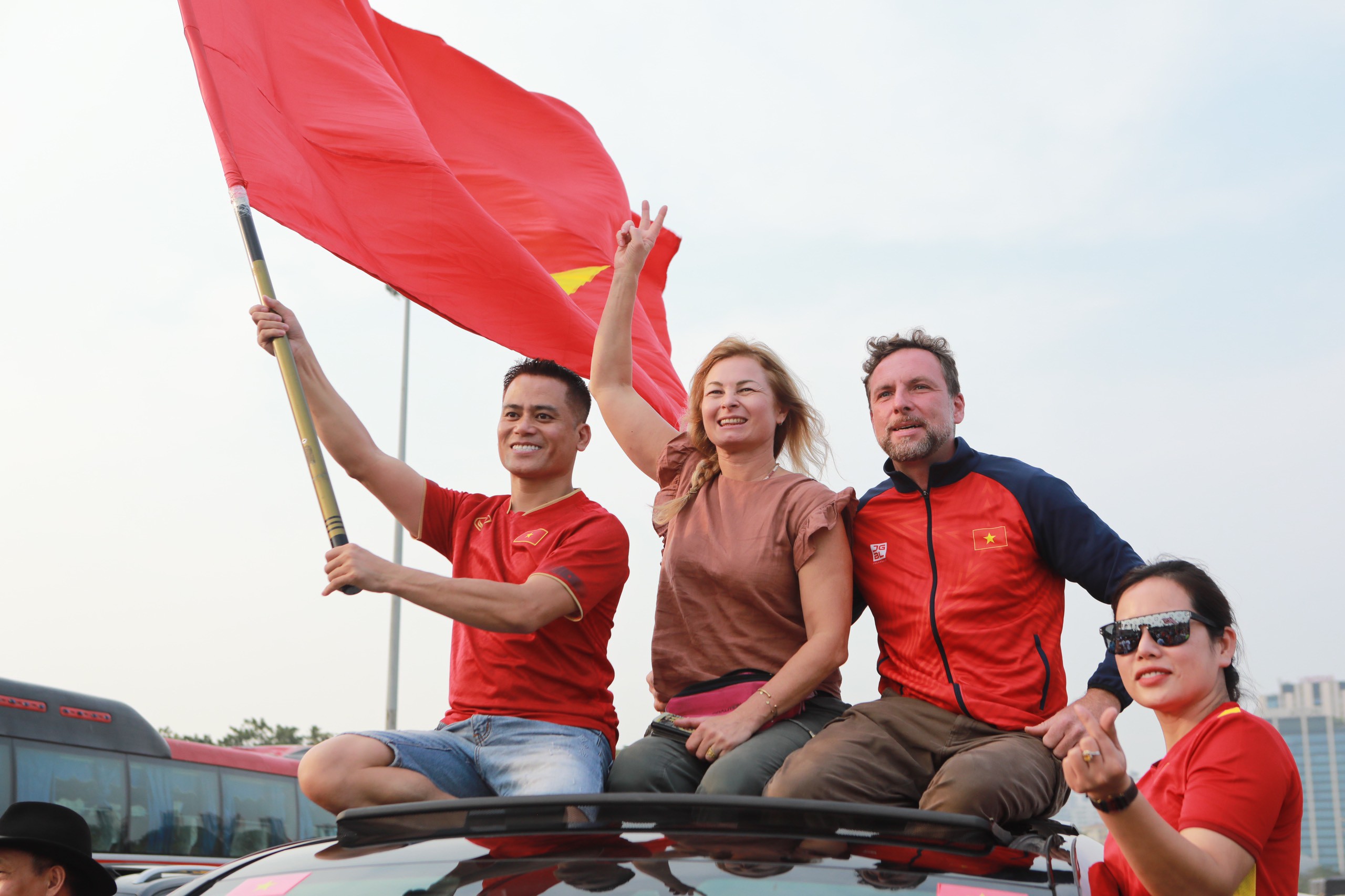 Cổ động viên khuấy động SVĐ Mỹ Đình trước trận đấu Việt Nam và Indonesia - 6