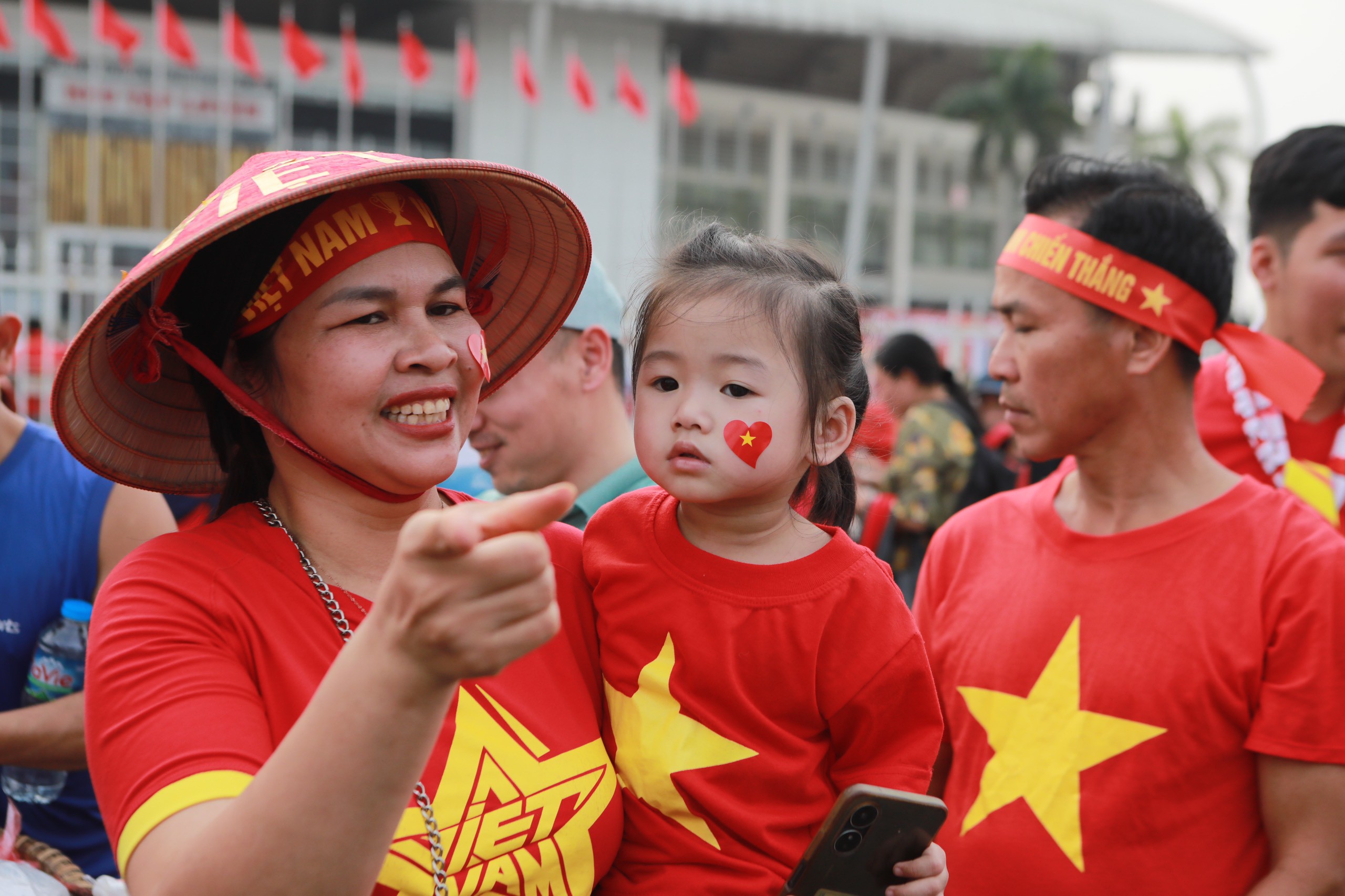 Cổ động viên khuấy động SVĐ Mỹ Đình trước trận đấu Việt Nam và Indonesia - 3