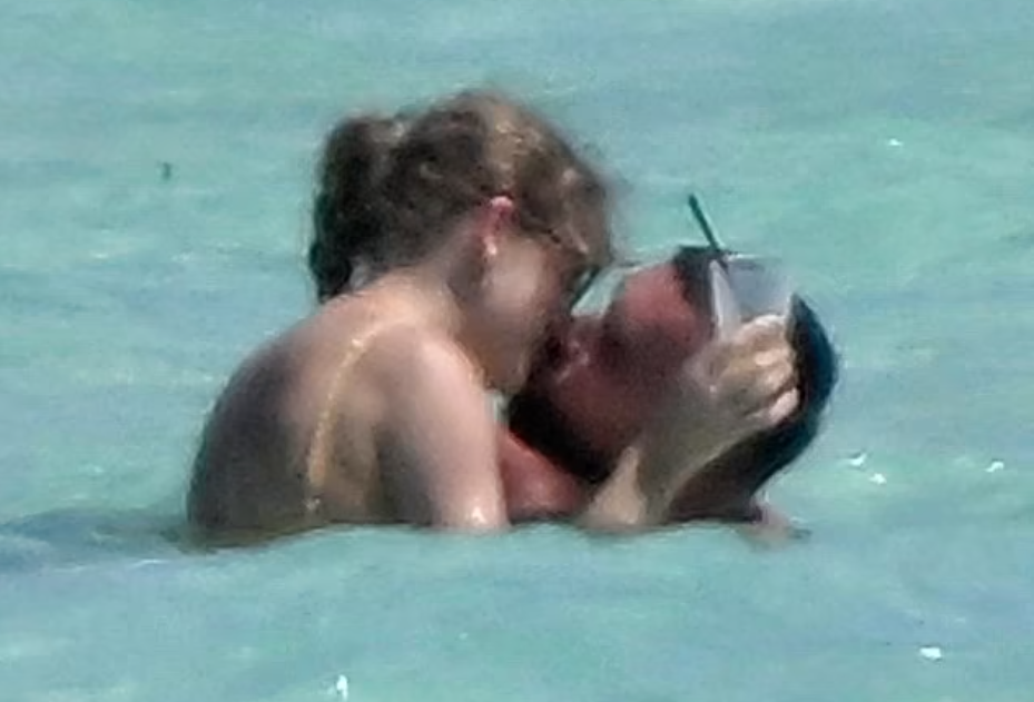 Taylor Swift và bạn trai Travis Kelce trao nhau nụ hôn ngọt ngào