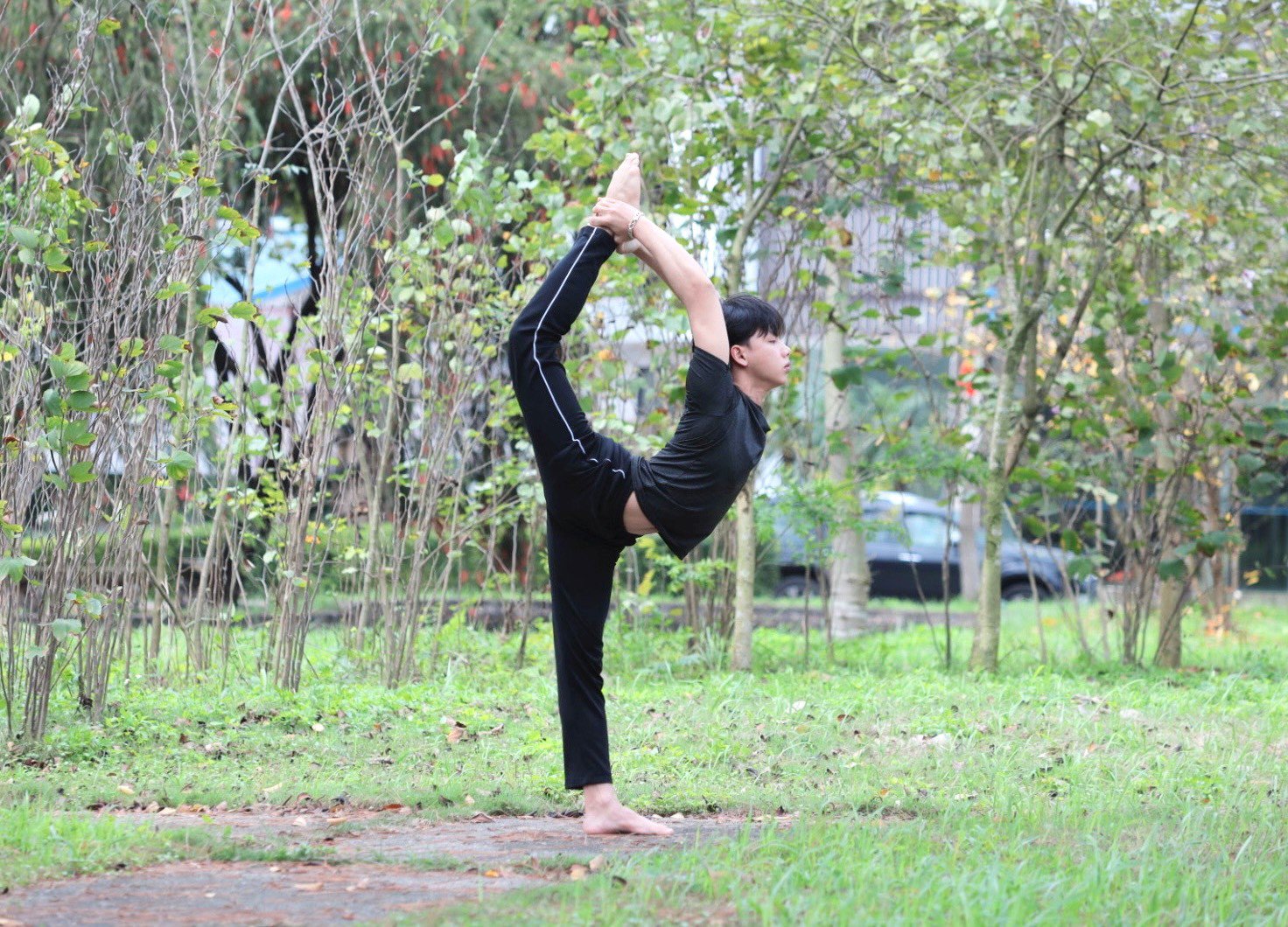 Kiện tướng Nam Khánh thực hiện động tác Yoga ngoài trời.